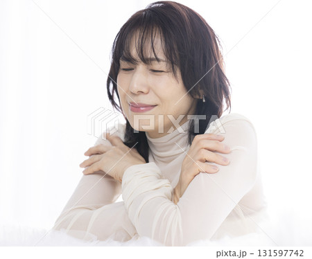 考えるミドル女性 131597742