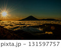 朝日に輝く雲海と富士山 131597757