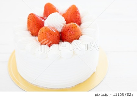 美味しいストロベリーのホールケーキ 131597828