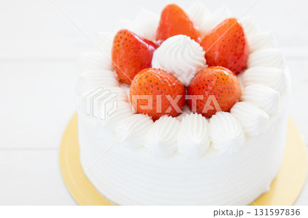 美味しいストロベリーのホールケーキ 131597836