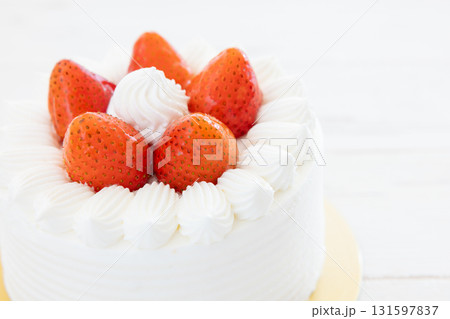 美味しいストロベリーのホールケーキ 美味しいストロベリーのホールケーキ 131597837