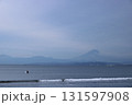 曇り空の湘南海岸（西浜）と富士山 131597908