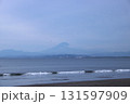 曇り空の湘南海岸（西浜）と富士山 131597909