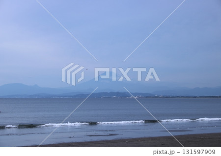 曇り空の湘南海岸(西浜)と富士山 曇り空の湘南海岸(西浜)と富士山 131597909