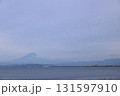 曇り空の湘南海岸（西浜）と富士山 131597910