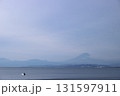 曇り空の湘南海岸（西浜）と富士山 131597911