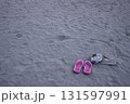 砂浜に無造作に置かれたサンダル 131597991