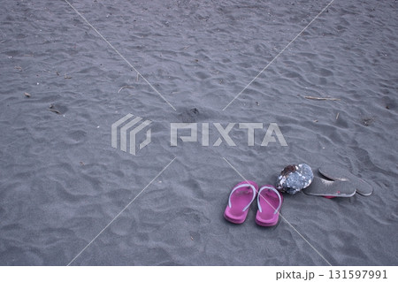 砂浜に無造作に置かれたサンダル 131597991
