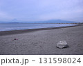 片瀬海岸（西浜）と遠くに見える富士山 131598024