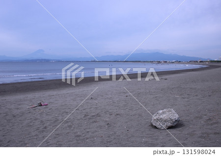 片瀬海岸(西浜)と遠くに見える富士山 片瀬海岸(西浜)と遠くに見える富士山 131598024