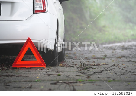 山道に駐車した車と事故防止の安全の為に置かれた三角停止板 131598027