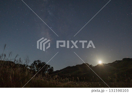 兵庫県の砥峰高原のとても美しい秋の星空 兵庫県の砥峰高原のとても美しい秋の星空 131598103