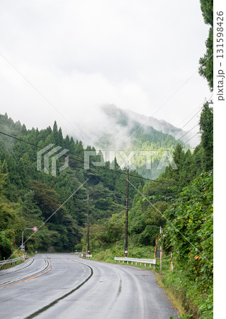 日本の鳥取県で見たとても美しい雨上がりの田園風景 131598426