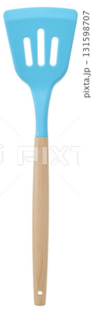木製ハンドル付きブルーのシリコン穴あきスパチュラ 白背景 木製ハンドル付きブルーのシリコン穴あきスパチュラ 白背景 131598707