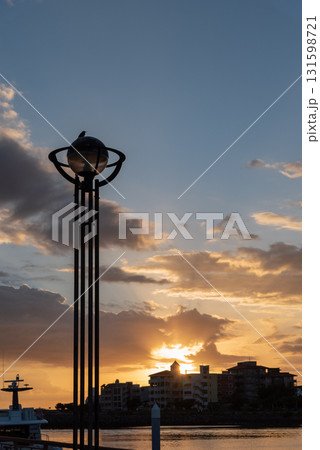 夕焼けと丸い街灯に止まるイソヒヨドリのメス 夕焼けと丸い街灯に止まるイソヒヨドリのメス 131598721
