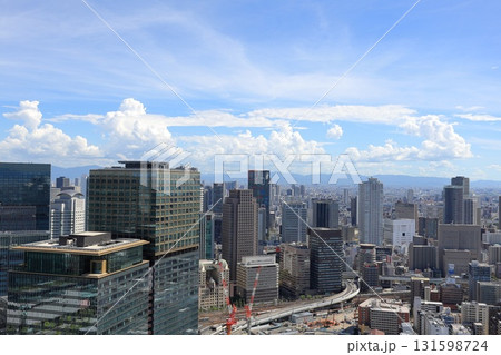大阪府・大阪市・梅田スカイビル空中庭園展望台から眺める大阪市街の風景 131598724