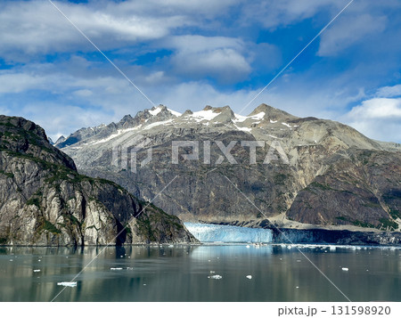 マージェリー氷河、右側に氷河の崩落の跡が残る土の壁、グレイシャーベイ国立公園、2025年8月下旬撮影 マージェリー氷河、右側に氷河の崩落の跡が残る土の壁、グレイシャーベイ国立公園、2025年8月下旬撮影 131598920