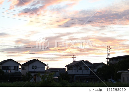 住宅街に沈む夕日 住宅街に沈む夕日 131598950