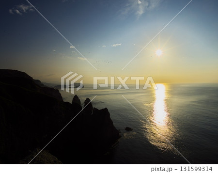 夏の北海道室蘭市　亀岩付近から水平線に登る太陽を望む 131599314