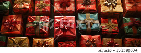 たくさんのプレゼント箱 131599334