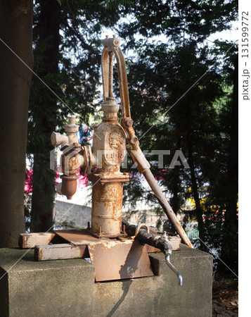 古い井戸ポンプ 131599772