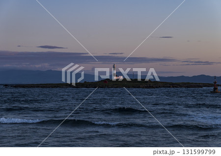 青森県大間崎 朝の弁天島と灯台 青森県大間崎 朝の弁天島と灯台 131599799