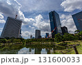 東京・旧芝離宮恩賜庭園、池に映る高層ビル群とダイナミックな青空 131600033