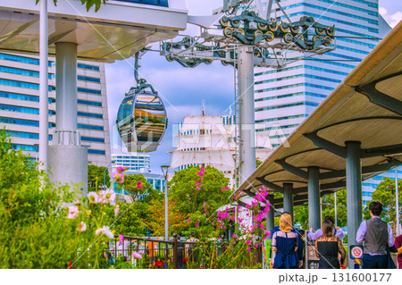 日本の横浜都市景観総帆展帆の日本丸やヨコハマエアキャビンの桜木町駅などを望む＝10月5日 131600177