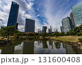 東京・旧芝離宮恩賜庭園の池に映る高層ビル群の反射、都会的な風景 131600408