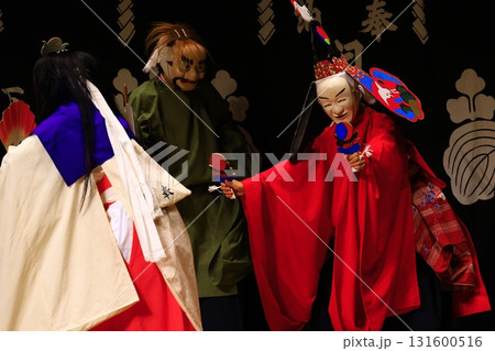 神輿を担ぐ男 131600516