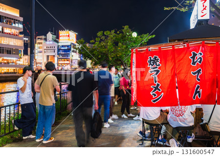 夜の博多　中洲屋台　※一部ソフトフォーカス 131600547