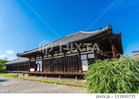 奈良県奈良市　元興寺　萩と極楽坊本堂 131600735