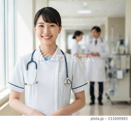 病院で働く若い看護師 病院で働く若い看護師 131600983