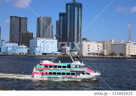 【東京】竹芝客船ターミナルから出港する東海汽船の高速ジェット船「大漁」 131601825