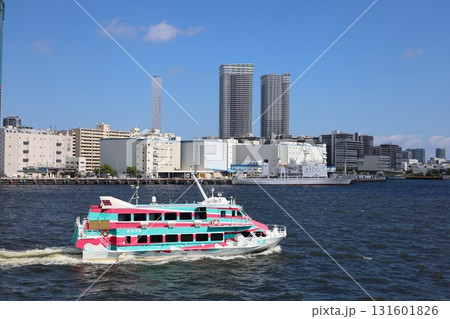 【東京】竹芝客船ターミナルから出港する東海汽船の高速ジェット船「大漁」 131601826