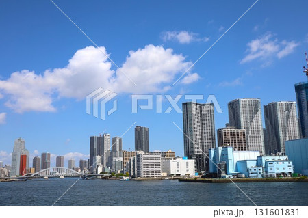 【東京】竹芝客船ターミナルから眺める築地大橋や勝どきの街並み 【東京】竹芝客船ターミナルから眺める築地大橋や勝どきの街並み 131601831