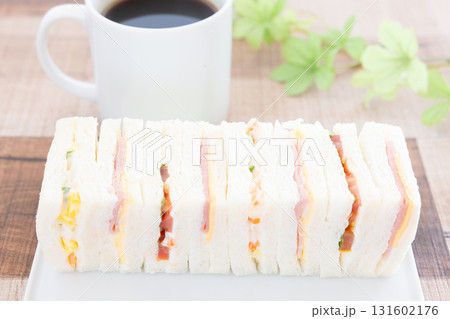 おいしいミックスサンドとホットコーヒー おいしいミックスサンドとホットコーヒー 131602176