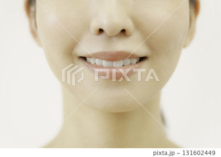 白背景の若い女性の目の下の顔のアップ 131602449