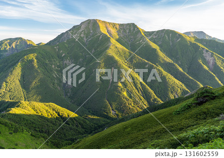 南アルプスの南岳から見るモルゲンロートの聖岳（前聖岳、奥聖岳）　南アルプス聖岳登山 131602559