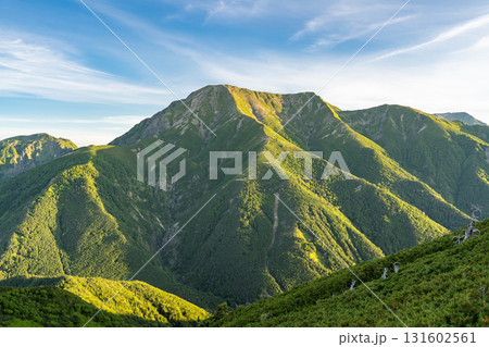 南アルプスの南岳から見るモルゲンロートの聖岳（前聖岳、奥聖岳）　南アルプス聖岳登山 131602561