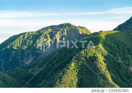 南アルプスの南岳から見るモルゲンロートの兎岳　南アルプス聖岳登山 131602563