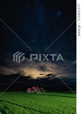 雲間に広がる星々と田園の家 131602577