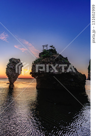 夜明けに浮かぶえびす岩と大黒岩 夜明けに浮かぶえびす岩と大黒岩 131602999