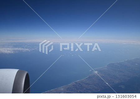 飛行機の窓からの眺め 131603054