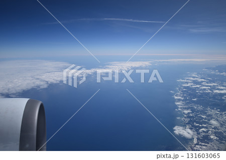 飛行機の窓からの眺め 131603065