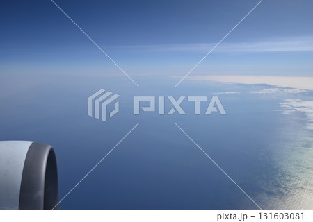 飛行機の窓からの眺め 131603081