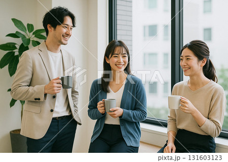 休憩中の社員たち 131603123