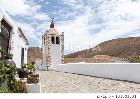 明るい日差しの白壁でできた歴史的な教会　カナリア諸島のフエルテベンテュラ島の内陸のベタンクリアにて 131603331