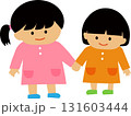 手をつなぐ子ども 131603444