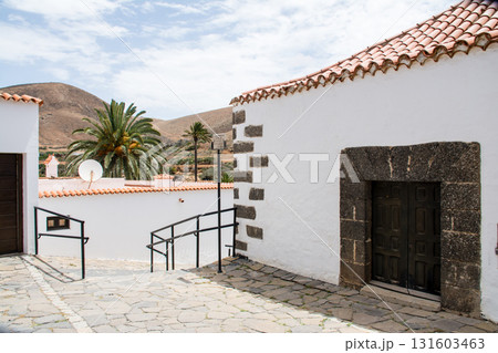 明るい日差しの下の白壁の建物　カナリア諸島のフエルテベンテュラ島の内陸のベタンクリアにて 131603463